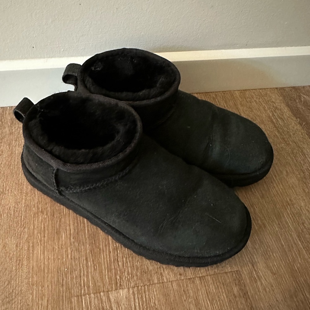 Mini ugg black size US7